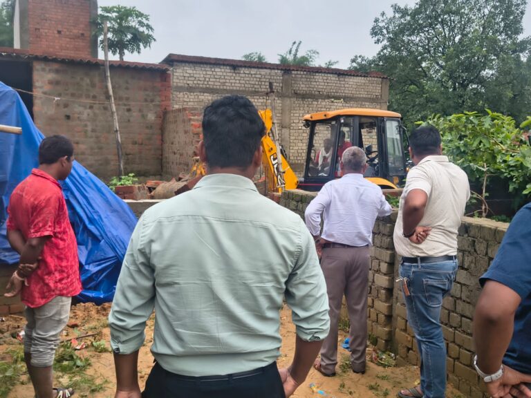 बाबा पारा व तुरियापारा में अतिक्रमण हटाकर जलभराव की समस्या के स्थायी समाधान की हुई पहल