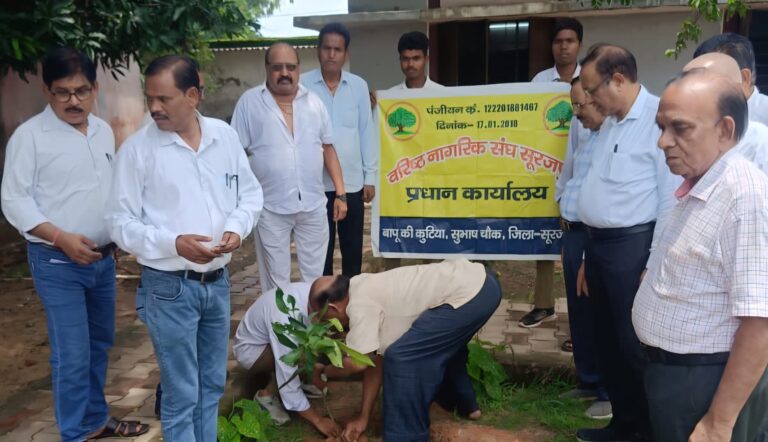विद्यालय परिसर में वरिष्ठ नागरिक संघ व अग्रवाल सम्मेलन के सदस्यों ने किया पौधरोपण