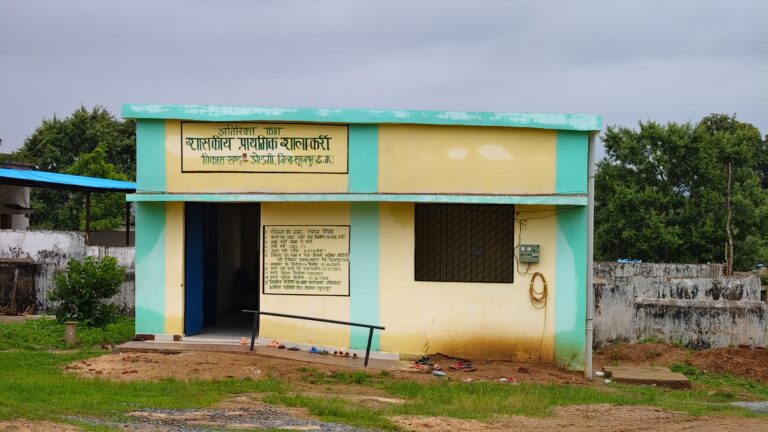 कर्री में 9 में से 8 शिक्षक नदारद, एक के भरोसे प्राथमिक और माध्यमिक स्कूल