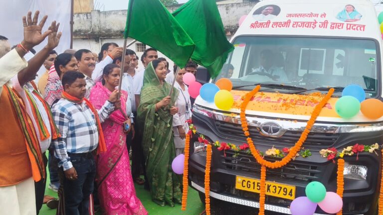 मंत्री ने चांदनी बिहारपुर को दी एम्बुलेंस की सौगात, दिखाई हरी झण्डी
