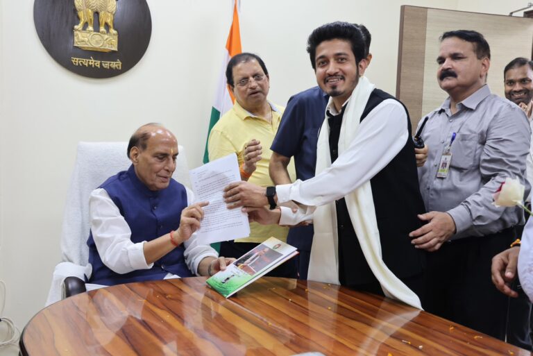 बैकुंठपुर में सैनिक स्कूल की स्थापना की मांग को लेकर रक्षा मंत्री राजनाथ सिंह से मिले भाजपा युवा नेता राहुल खटीक