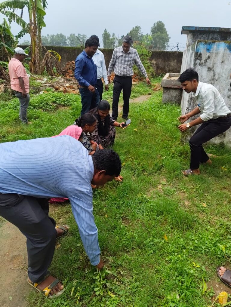 स्वच्छ शौचालय, स्वस्थ बचपन अभियान में जनप्रतिनिधियों, शिक्षकों और विद्यार्थियों ने किया श्रमदान