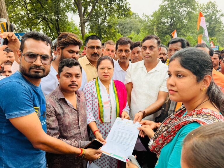 जर्जर सड़क और टूटे पुल को लेकर युवाओं ने किया सांकेतिक चक्काजाम