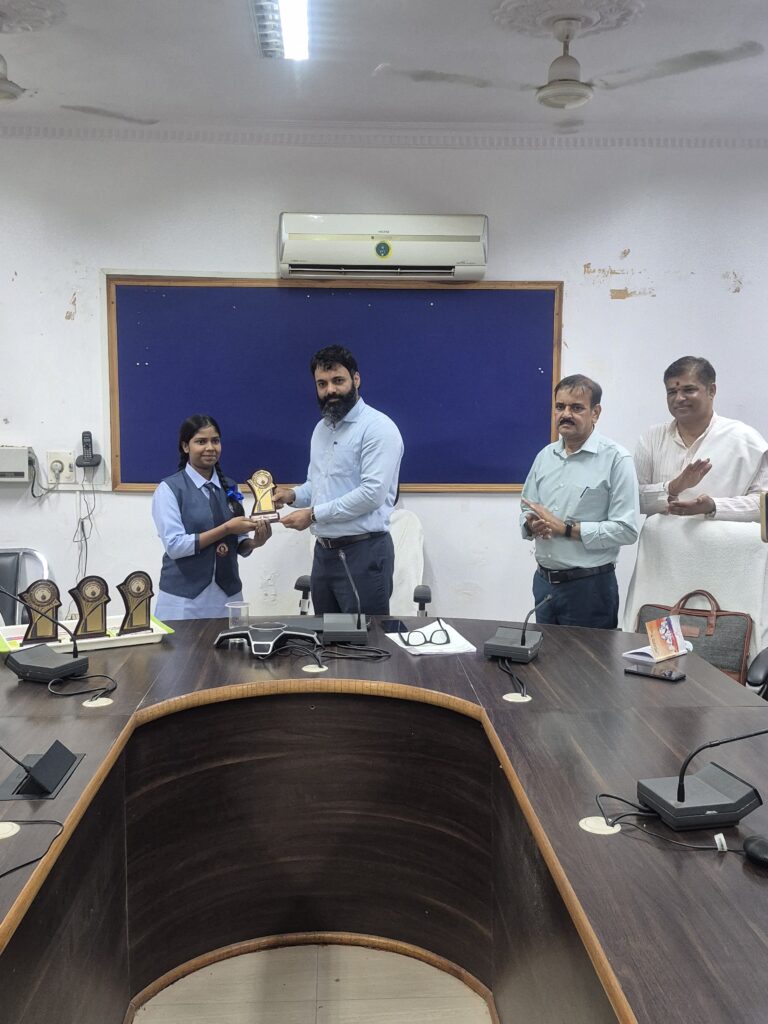कलेक्टर रोहित व्यास ने विद्यार्थी विज्ञान मंथन स्टेट लेवल कैंप रायपुर में शिरकत किए 07 विद्यार्थियों को किया सम्मानित। विज्ञान भारती के प्रांतीय महासचिव डॉ वारा प्रसाद कोला भी रहे उपस्थित।