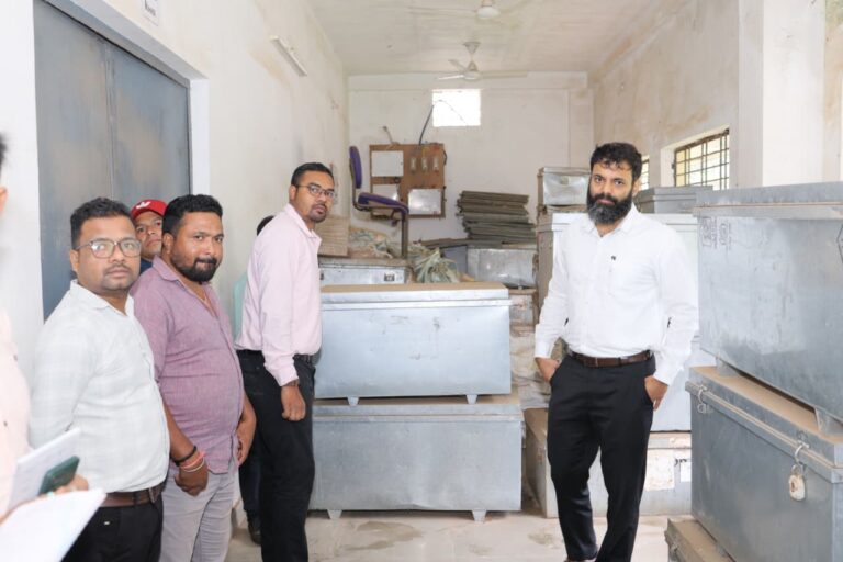 कलेक्टर श्री रोहित व्यास ने ईवीएम स्ट्रांग रूम परिसर की सुरक्षा एवं अन्य व्यवस्थाओं का किया निरीक्षण