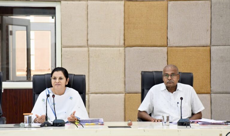 कलेक्टर ने जनहित के कार्यों में तेजी लाने के दिए निर्देश पुनर्वास नीति-2025 के तहत पात्र हितग्राहियों को मिले शासन की योजनाओं का लाभ