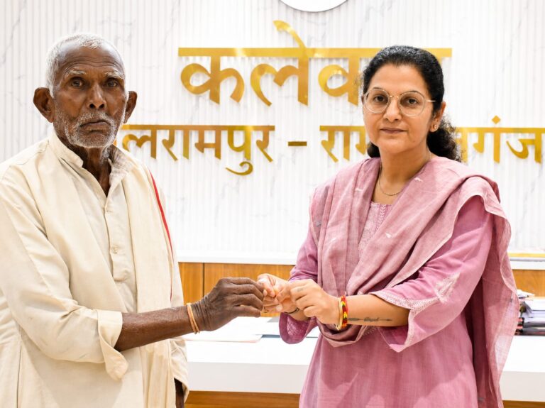 कलेक्टर के हाथों श्रवण यंत्र पाकर भावुक हुए जमुना प्रसाद पहले की अपेक्षा दैनिक कार्यों को करने में होगी सुविधा