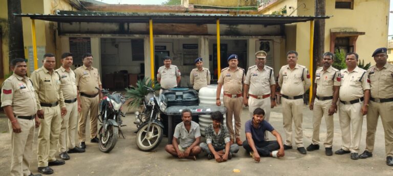 चोरी के मामलों का खुलासा,तीन आरोपी गिरफ्तार,4 लाख का समान बरामद