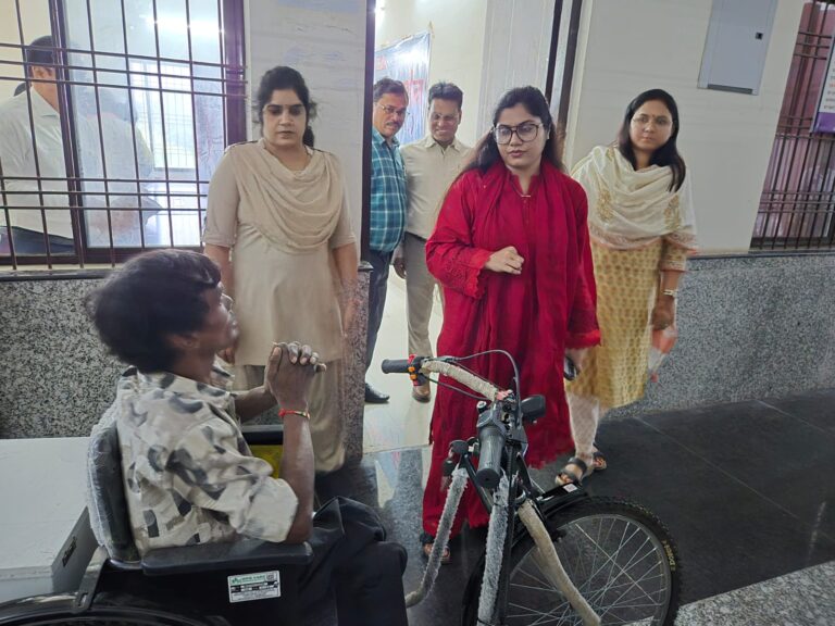 कलेक्टर ने दिव्यांग को प्रदाय किया मोटराइज्ड ट्राई साइकिल