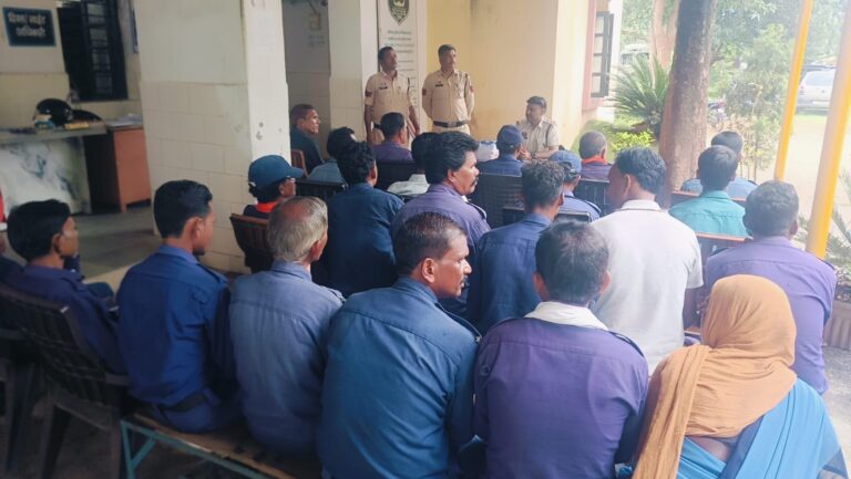 झिलमिली पुलिस ने ली  कोटवारों की बैठक, संदिग्ध गतिविधियों पर सतर्क निगरानी रखने के दिए निर्देश