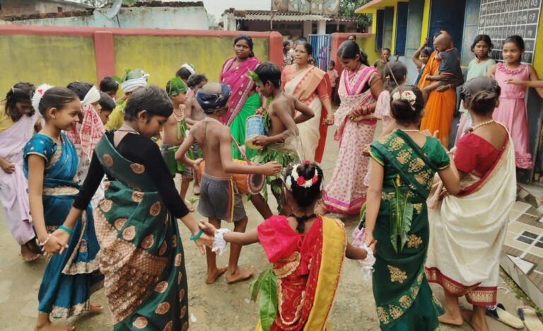 आदिवासी संस्कृति बनी प्रेरणा, नन्हें हाथों ने संभाली प्रकृति की जिम्मेदारी