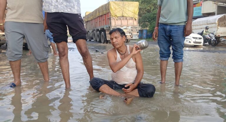 जर्जर एनएच-43 के गड्ढे में भरे पानी से नहाकर जताया विरोध……अंबिकापुर-रायगढ़ मार्ग की बदहाली से फूटा आक्रोश, सामाजिक कार्यकर्ताओं ने कहा—आश्वासन नहीं, अब चाहिए सड़क