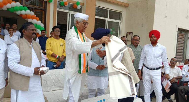‘पुरखा के सुरता’ में कांग्रेस ने अपने पूर्वजों को किया याद, 14 जिलाध्यक्षों के चित्रों का अनावरण…..आजादी के बाद 14 जिलाध्यक्षों के 18 कार्यकाल का साक्षी रहा सरगुजा कांग्रेस का इतिहास,