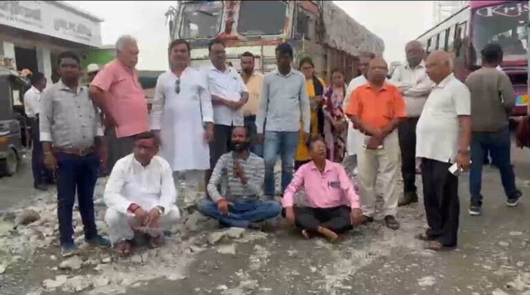 बदहाल सड़क को लेकर फूटा गुस्सा; बोले- मरम्मत के नाम पर बड़े-बड़े बोल्डर डालकर और खतरनाक बना दिया मार्ग सामाजिक कार्यकर्ताओं ने बुलंद की आवाज,