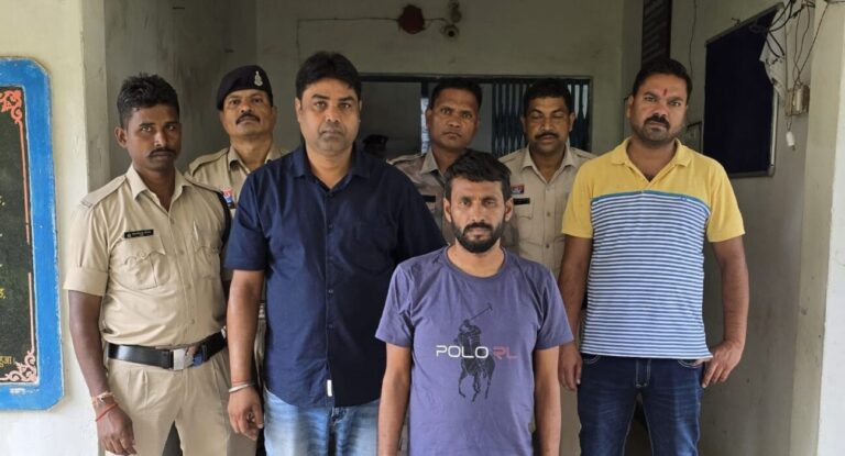 सीतापुर में दुकान खोलते समय स्कूटी से उड़ा ले गए थे जेवरों से भरा बैग; 500 सीसीटीवी फुटेज खंगालकर आरोपियों तक पहुंची पुलिस, पहले ही बरामद हो चुके हैं 46 लाख के सोने-चांदी के आभूषण