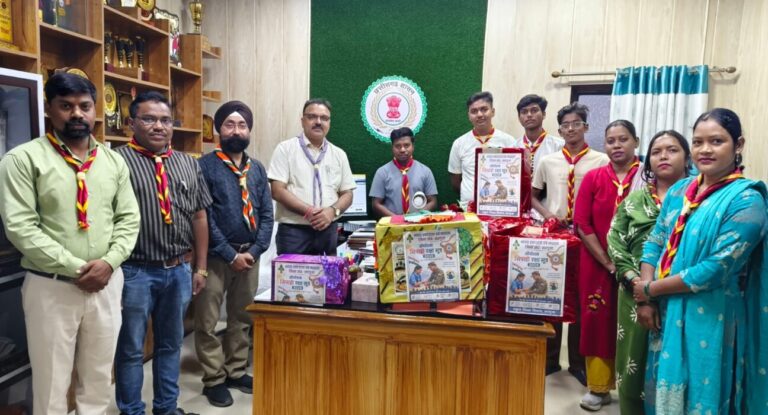 जिला शिक्षा अधिकारी डॉ. दिनेश कुमार झा के मार्गदर्शन में सरगुजा जिले के विद्यालयो से ऑपरेशन सिपाही रक्षा सूत्र मुहिम के तहत स्काउट्स गाइड्स द्वारा सैनिक भाइयों के लिये 10000 राखियां रवाना