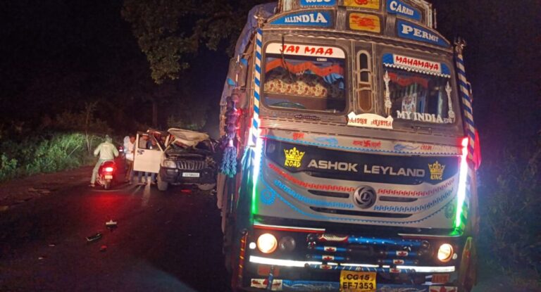 सड़क पर अंधेरे में खड़ा था ट्रक, पीछे से जा भिड़ी बोलेरो: खोपा धाम से लौट रहे एक श्रद्धालु की मौत, 5 घायल बारिश और अंधेरे के बीच सड़क पर खड़े ट्रक में नहीं था कोई संकेतक, घायलों को मेडिकल कॉलेज अस्पताल में कराया गया भर्ती