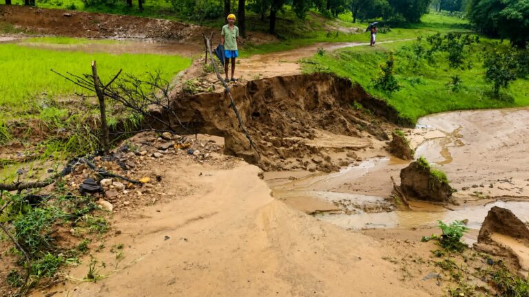 बारिश से मसनकी में बढ़ी लोगो की मुसीबत,आने जाने का मार्ग बाधित