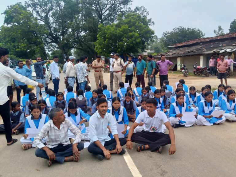 छात्रावास की अव्यवस्थाओ को लेकर सड़क पर उतरी छात्राएं