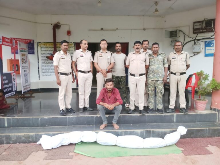 निर्माणाधीन मकान के कमरे में लगा रखा था गांजा का पेड़,दस दस फिट का पौधा जप्त, आरोपी गिरफ्तार