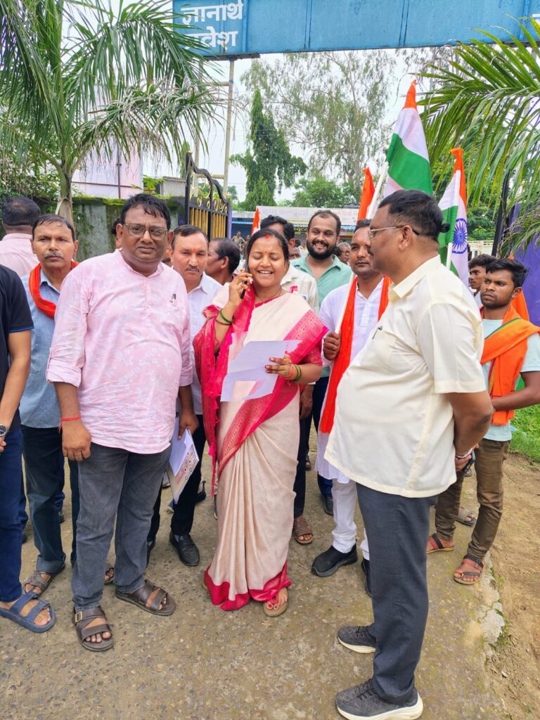 दिल्ली ट्रेन के बिश्रामपुर में ठहराव की मांग को ले रेल संघर्ष समिति ने मंत्री को सौंपा ज्ञापन