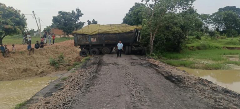 हरकटाडांड में बीच सड़क फंसा ट्रेलर, घंटों थमा खदान मार्ग पर आवाजाही