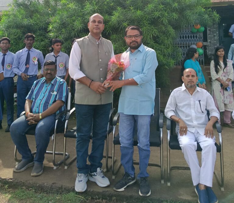 भाटापारा पीएमश्री स्वामी आत्मानंद स्कुल में शाला विकास समिति अध्यक्ष कोमल शर्मा ने किया ध्वजारोहण