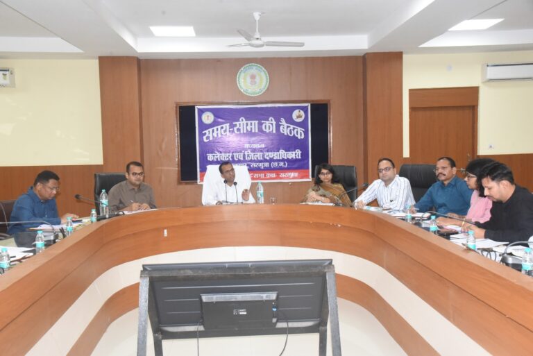 सीएम हेल्पलाइन के प्रकरणों के गुणवत्तापूर्ण त्वरित निराकरण के दिए निर्देश, लापरवाही पर सम्बंधित अधिकारी पर होगी कार्यवाही राजस्व प्रकरणों की हुई समीक्षा, नक्शा बटांकन एवं त्रुटि सुधार के प्रकरणों के निराकरण में तेजी लाने दिए निर्देश