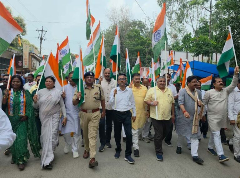 अम्बिकापुर में निकली भव्य तिरंगा यात्रा शान से लहराया तिरंगा, देशभक्ति के रंग में रंगा शहर हाथों में तिरंगा लिए, भारत माता के जयकारों एवं वंदे मातरम नारों के साथ बड़ी संख्या में लोगों ने उत्साहपूर्वक लिया हिस्सा राष्ट्रीय एकता और अखंडता का दिया संदेश तिरंगा हमारी आन, बान और शान का प्रतीक है- पर्यटन मंत्री श्री राजेश अग्रवाल