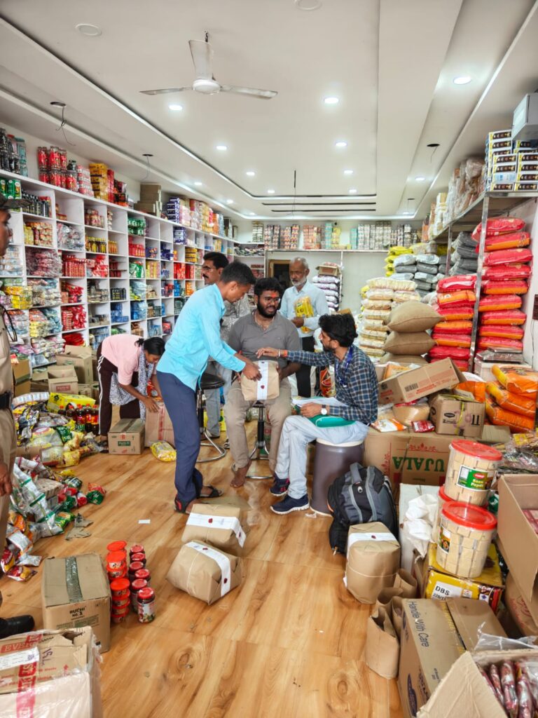 रक्षाबंधन पर्व के मद्देनजर खाद्य एवं औषधि प्रशासन की छापेमार कार्रवाई अंबिकापुर के थोक खाद्य एवं मिठाई बाजारों का औचक निरीक्षण, वेफर्स का नमूना जांच हेतु भेजा