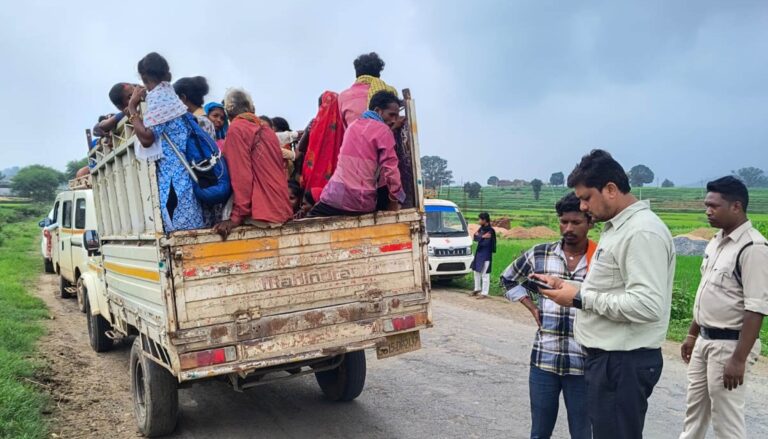 बिना वैध ड्राइविंग लाइसेंस और मालवाहक वाहन में सवारी ढोने पर चालानी कार्यवाही