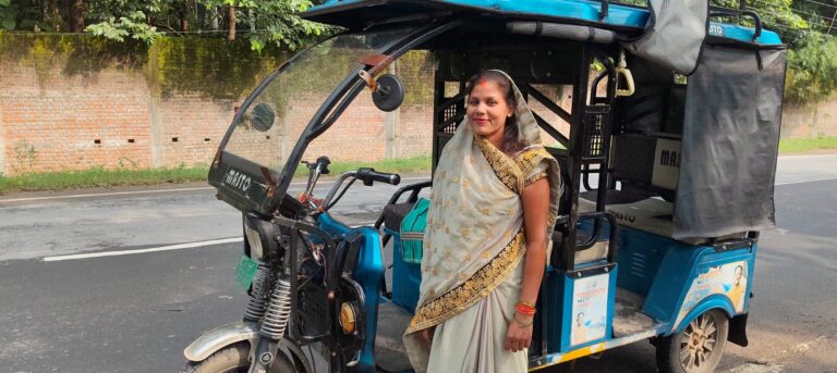 ई-रिक्शा ने बदली संगीता की जिंदगी, आत्मनिर्भरता की राह पर बनी लखपति दीदी स्वतंत्रता दिवस और रक्षाबंधन के अवसर पर संगीता देवी की कहानी बनी ग्रामीण महिलाओं के लिए प्रेरणा