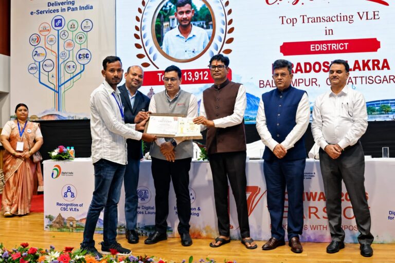 मुख्यमंत्री की मंशानुरूप तकनीक से आसान हुई सरकारी सेवाएं सेवा सेतु में उत्कृष्ट प्रदर्शन, निर्दाेष लकड़ा बने प्रदेश के टॉप ट्रांजैक्शन वीएलई