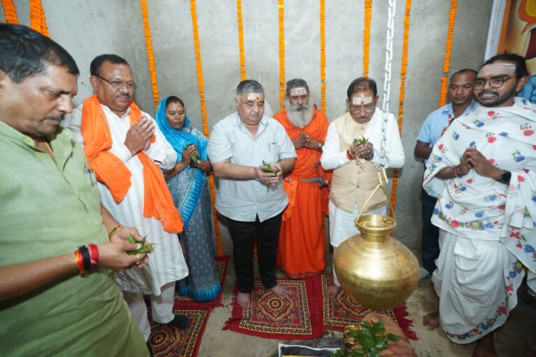 मुख्यमंत्री श्री विष्णुदेव साय ने बाबा कर्मेश्वर का किया रुद्राभिषेक, प्रदेशवासियों की सुख-समृद्धि और खुशहाली की कामना की