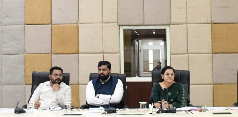 सीएम हेल्पलाइन की शिकायतों का वास्तविक समाधान एवं ई-ऑफिस के माध्यम से कार्यों में पारदर्शिता और तेजी लाने के निर्देश टीबी मुक्त भारत अभियान में जनभागीदारी बढ़ाने पर जोर सुग्घर छत्तीसगढ़ अभियान,जनगणना कार्य एवं विभागीय योजनाओं की भी हुई समीक्षा