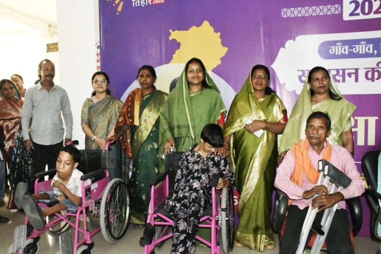 मंत्री श्रीमती राजवाड़े ने दिव्यांगजनों को दिया व्हीलचेयर एवं सहायक उपकरण आत्मीय मुलाकात कर जाना हालचाल