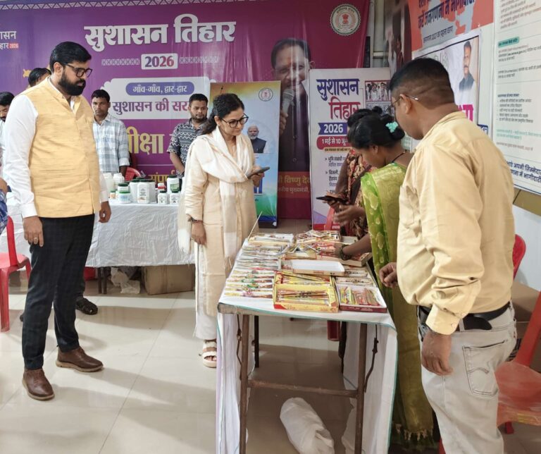 कलेक्टर ने समूह की दीदियों से खरीदी राखियां स्व-सहायता समूह की महिलाओं का बढ़ाया उत्साह