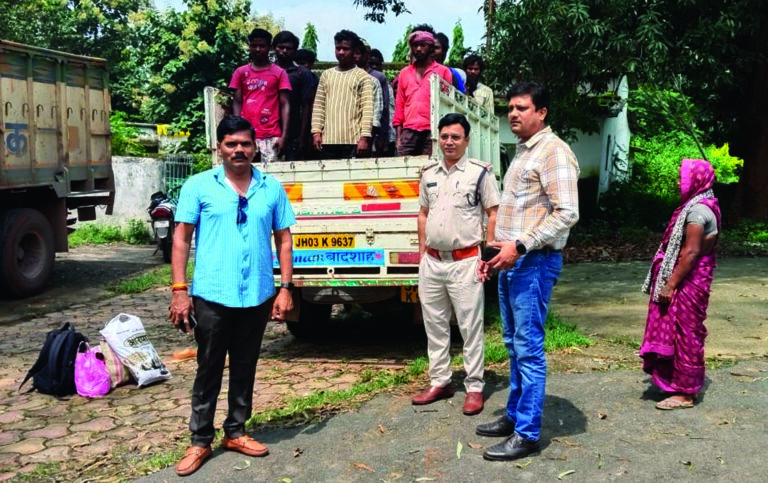 यातायात नियमों के उल्लंघन पर पविहन की कार्यवाही पिकअप एवं ऑटो पर हुई चालानी कार्रवाई, एक पिकअप वाहन जब्त
