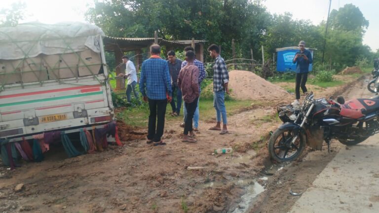 पेट्रोल पंप के सामने पिकअप ने बाइक सवारों को मारी जोरदार टक्कर, दो युवक गंभीर