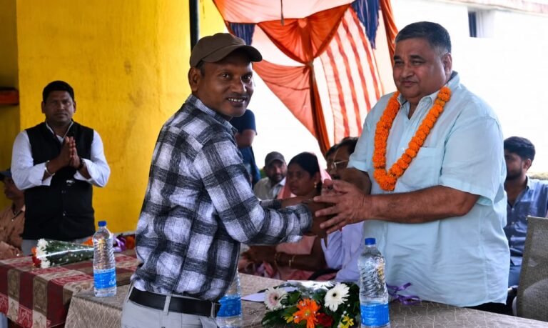 ग्रामीणों की समस्याओं के त्वरित निराकरण के लिए मंत्री श्री राजेश अग्रवाल ने दिए अधिकारियों को निर्देश लखनपुर के ग्राम कटकोना में क्षेत्रवासियों से किया सीधा संवाद, खदान से जुड़े विषय पर ग्रामीणों को दिया भरोसा ग्रामीणों के हितों की रक्षा सर्वोच्च प्राथमिकता, किसी भी स्तर पर नहीं होगा समझौताः श्री राजेश अग्रवाल