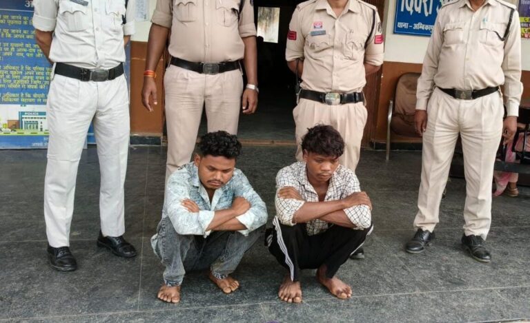 चोरी का माल बेचने निकले थे दो युवक, ग्राहक से पहले पहुंच गई पुलिस; साड़ी-कपड़े और बाइक जब्त