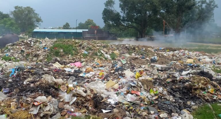 आस्था के केंद्रों को बना दिया कचरा डंपिंग जोन! पार्षद ने दिया 7 दिन का अल्टीमेटम…..