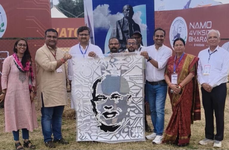 अंबिकापुर के कलाकार गोविन्द विश्वास की कला पहुंची प्रधानमंत्री तक, नरेंद्र मोदी ने स्वीकार किया विशेष चित्र…. गोविंद अंबिकापुर विवेकानंद स्कूल के रह चुके हैं छात्र