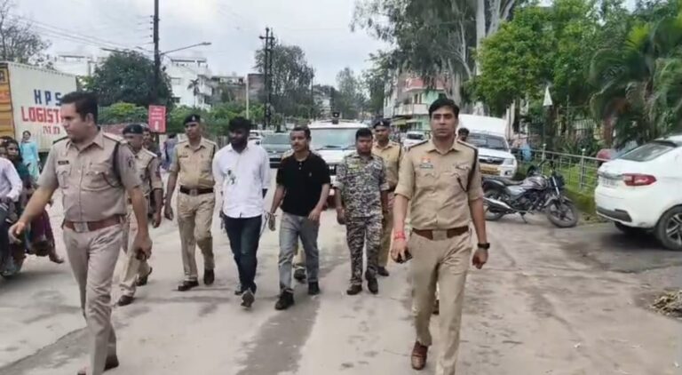 मारपीट कर फरार आरोपियों पर पुलिस का शिकंजा, गिरफ्तारी के बाद शहर में निकाला जुलूस