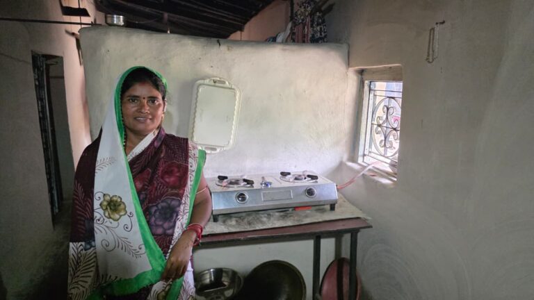 उज्ज्वला से रसोई में बचा समय बना संतोषी की खेती-बाड़ी का सहारा लकड़ी जुटाने और चूल्हे पर खाना बनाने की परेशानी हुई कम, परिवार की दिनचर्या हुई आसान