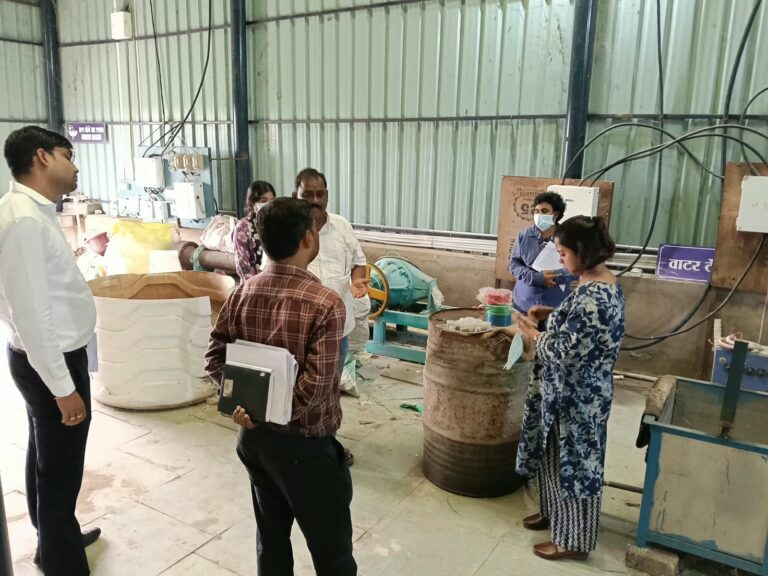 जिला पंचायत सीईओ सुश्री रोमा श्रीवास्तव ने दरिमा स्थित प्लास्टिक प्रोसेसिंग इकाई का किया औचक अवलोकन एमआरएफ केंद्र के संचालन एवं प्रबंधन को लेकर दिए आवश्यक निर्देश