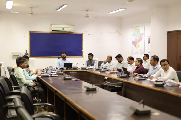 कलेक्टर श्री रोहित व्यास ने राजस्व एवं भारतमाला सड़क परियोजना के कार्यों की समीक्षा की सड़क निर्माण से संबंधित सभी प्रकरणों के शीघ्र निराकरण के दिए निर्देश