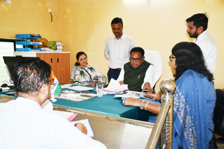 संभागायुक्त श्री नरेन्द्र कुमार दुग्गा ने बलरामपुर में राजस्व कार्यालयों का किया निरीक्षण, लंबित प्रकरणों के त्वरित निराकरण के दिए निर्देश पारदर्शिता के साथ समय पर पूर्ण हो गिरदावरी- संभागायुक्त
