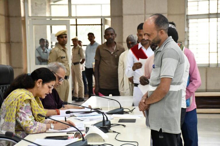 जनदर्शन में कलेक्टर ने सुनीं नागरिकों की समस्याएं, समयबद्ध निराकरण के निर्देश