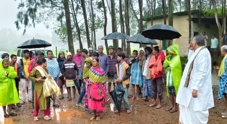 मैनपाट के बरिमा में बॉक्साइट खनन को लेकर किसानों में आक्रोश, सीएमडीसी पर लीज अवधि समाप्त होने के बाद भी खनन का आरोप